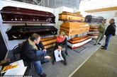 2011国际墓地展：另类棺材造型雷死人不偿命。而且价位也是不菲的哦。