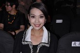 北京电视台主持人栗坤来到秀场助阵祁刚。巧用经典黑白搭配的她气质出众，夺人眼球。