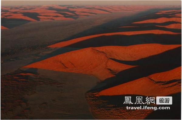 夕阳下的壮美妖艳 神秘的红色纳米布沙漠