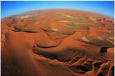 沙丘底下有历时100多万年之久的砾石层。这里拥有世界上最大的金刚石矿床。
