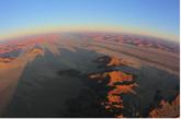 纳米布沙漠被凯塞布干河分成两个部分。南面是一片浩瀚的沙海，内有新月形、笔直状以及星形的沙丘，其中有一些达200米高。