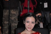 内地女星何佳怡身穿红色礼裙，外搭黑色外套高调亮相TANYA高级定制时装发布会。