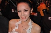 台湾美女模特潘霜霜特别远道而来参加潘怡良的发布会。白色吊带长裙唯美高贵，胸前的荷叶边修饰稍显性感。