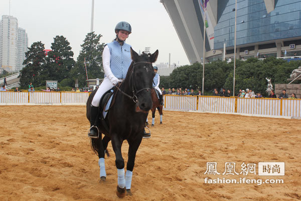 六位少女马术表演 英姿飒爽帅气十足