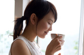 一袋茶叶：女人一定要喝茶的，如果胃没有毛病，绿茶和乌龙茶最好。特别是那些想要减肥和天天对着电脑的女性，茶是最天然、最有效的减肥剂，再没有什么比茶叶更能消除肠道脂肪的了。
