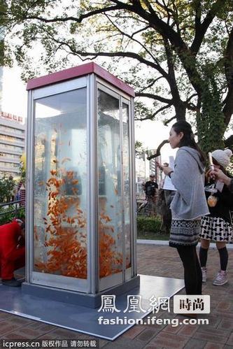日本公共电话亭巧妙变身“金鱼缸” 