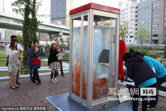 日本公共电话亭巧妙变身“金鱼缸” 