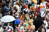 在2011年10月30日，人们的衣着打扮自己喜爱的服饰在他们参加万圣节游行在川崎，来庆祝万圣节，场面尤为壮观。