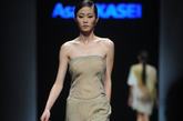 中国国际时装周正在进行中，29日，某品牌发布其举办的中国时装设计师创意大奖作品。时装作品中绸缎面料、轻盈的雪纺绸、透明薄纱的使用，带来淡然与飘逸的清新感。