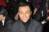男演员曹涤非着黑色西装帅气助阵王玉涛，并且接受了凤凰时尚的访问。