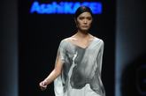 中国国际时装周正在进行中，29日，某品牌发布其举办的中国时装设计师创意大奖作品。时装作品中绸缎面料、轻盈的雪纺绸、透明薄纱的使用，带来淡然与飘逸的清新感。