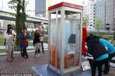 日本大阪，金鱼在改造的电话亭中游泳。近日，日本大阪出现了一个奇怪的电话亭，里面没有人，而全是金鱼。其实这是当地的一个艺术作品，将公共电话亭改成矩形水槽，并放入大量的金鱼，旨在启发人们重新思考金鱼存在的意义，让人们重新认识到金鱼在日本传统文化中的美。