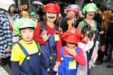 在2011年10月30日，人们的衣着打扮自己喜爱的服饰在他们参加万圣节游行在川崎，来庆祝万圣节，场面尤为壮观。