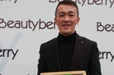 Beauty Berry设计师王玉涛可谓是今日当之无愧的主角，黑色西装的他一脸笑意。