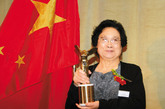     前一阵公布结果的诺贝尔医学奖，让中国格外关注，原因是就在不久前，素有诺贝尔医学奖“风向标”之称的“拉斯克奖”颁给了一位81岁的中国老太太，这是中国生物医学界迄今为止，获得的最高世界级大奖。这位81岁的中国老太太名叫屠呦呦，是中国中医科学院研究员。凤凰卫视2011年10月31日《与梦想同行》节目讲述了这位"另类"的老太太的故事