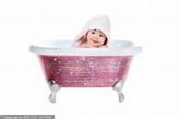 宠物的水晶浴缸。这是最新的奢侈品---3300英镑的宠物浴缸，浴缸表面镶了数千颗粉色施华洛世奇水晶。