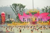 重庆男女混泡温泉，破世界基尼斯纪录。