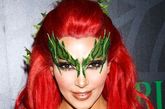 金-卡戴珊主持万圣节派对，头顶红发化身绿叶仙子。整个造型创意十足，既环保又夺人眼球。
