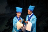 整场演出配合朝鲜艺术家精心加入的朝鲜唱剧“旁唱”和舞蹈艺术，结合了朝鲜立体舞台技术和音乐剧手法，体现了朝鲜独特的艺术特色，不时博得场下观众热烈的掌声。