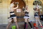 乌克兰女人用身体维权 卡恩门前打扫表抗议