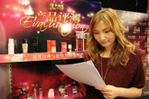 《瑞丽服饰美容》首席美容编辑李金晶对美妆产品进行专业评测。
