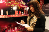《中国美容时尚报》编辑部主任于志宏对彩妆产品给出专业评分。