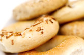 【吃面包皮】面包皮中的pronyl lysine(一种抗癌的抗氧化剂)含量比面包心的多。而且农产品的外皮也含有较多的营养物质。

