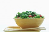【每餐都吃农产品】研究发现，每天5份的水果和蔬菜会使中风几率降低26%。

