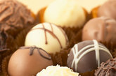 【放任自己吃巧克力】研究发现，每天吃4克的可可粉，死于心脏疾病的机率会降低一半。