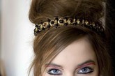 造型师为模特打造出一个中性化的彩妆，在模特的眼睑上采用的是分层上眼影和眼线的方法。