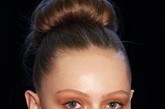 模特的眼睛上就像涂了一层漆，造型师Charlotte Tilbury首先在模特的眼睑处打上湿润的眼底膏，用上棕褐色的眼影。