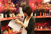 《昕薇》美容副总监赵研硕试用入围底妆产品。