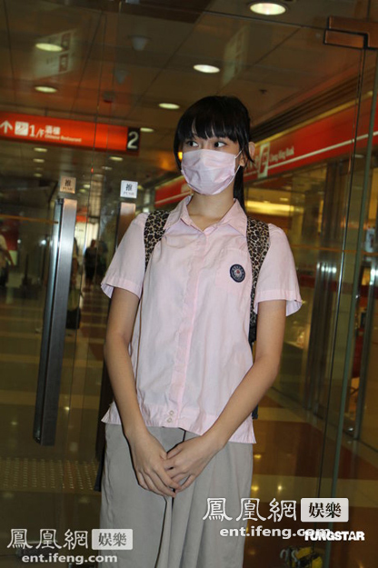 陈冠希16岁前女友回校上课被追访 男教师亲自