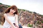 图为陈冠希16岁嫩模小女友私房写真，大秀娇嫩美腿。
