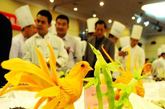 2011年11月2日，观众在参观山东青岛首届民间美食大赛参赛作品。
