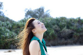 近日，“宅男女神”周韦彤拍摄了一组性感写真大片，写真中周韦彤身着比基尼来到海边，清凉上阵秀美胸。