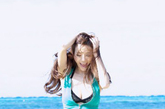 近日，“宅男女神”周韦彤拍摄了一组性感写真大片，写真中周韦彤身着比基尼来到海边，清凉上阵秀美胸。