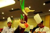 2011年11月2日，观众在参观山东青岛首届民间美食大赛参赛作品。