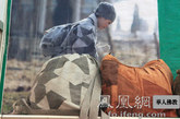 由于汉地天气寒冷，中国的僧人们仅靠袈裟是不能御寒的。即使是西来的大德高僧，只披袈裟也过不了冬季，必须添着其他衣服。到了东晋时，便出现了不同于袈裟的僧服“缁衣”。（图片来源：凤凰网华人佛教  摄影：曹立君）