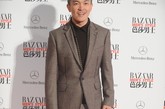 最新的“金顶奖”设计师王玉涛在他最新的秀上把西装与斗篷合为一体，不知道最近会不会有男明星穿出来呢？
