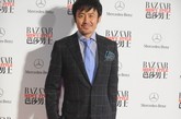演员吴秀波一直以衬衫西装亮相，这次的西装选择的格子图案，成熟中带着时尚。

