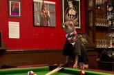 伦敦首家宠物狗餐馆开业，可爱的小狗不仅可以在餐馆中吃到美味佳肴、品尝鸡尾酒，更可以和主人一起玩纸牌和台球等休闲娱乐活动。