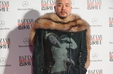 香港的时尚教父黄伟文是当天红毯上穿着最暖和的艺人了，一件厚厚的大衣搭配皮草，看上去气势十足。仔细看，外套上的图案是个女人哦。
