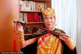 “蛇王”表演吞蛇。