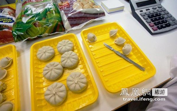 走进“西伯利亚美食”工厂制作食品的幕后