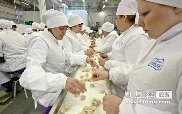 走进“西伯利亚美食”工厂制作食品的幕后
