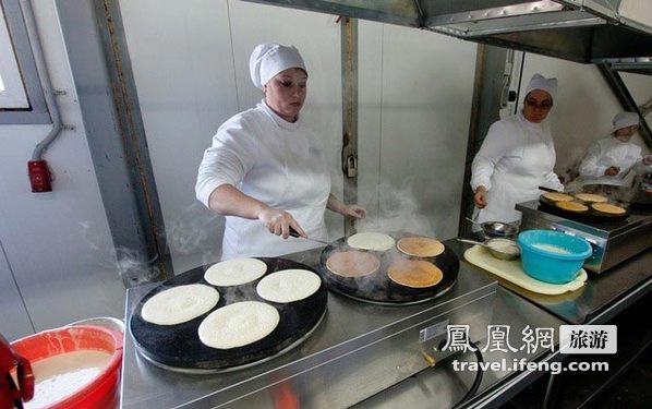 走进“西伯利亚美食”工厂制作食品的幕后