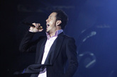 杨坤现场投入演唱。