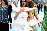 1997年7月卡拉-布吕尼(Carla Bruni)出现在1997年世界杯之前的时装秀上，她穿着一件带有信鸽的白色小礼服，代表着和平。