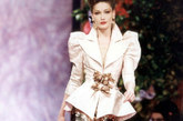 1994年9月卡拉-布吕尼(Carla Bruni)在巴黎时装周上身着高级时装。